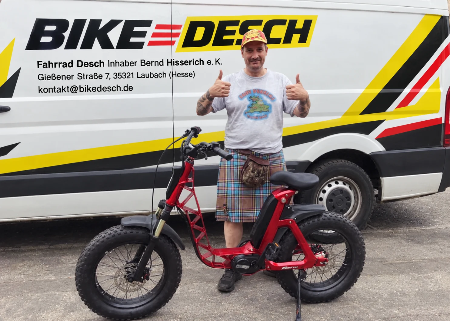 Client avec son fatbike rouge lors de la livraison
