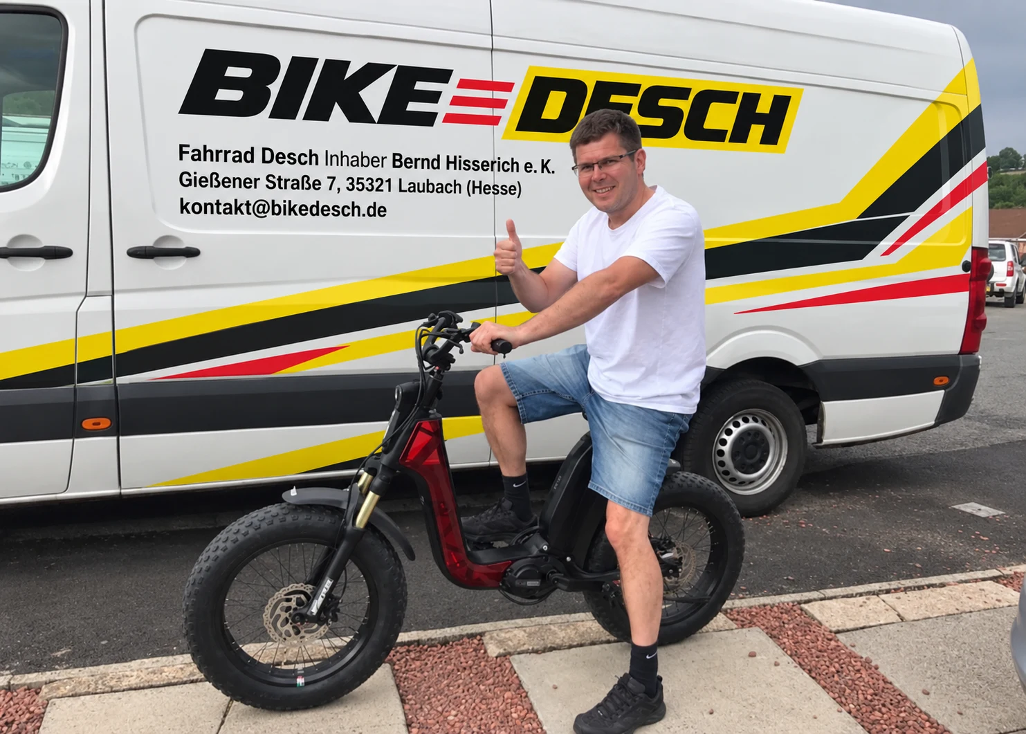 Client sur son fatbike rouge après la livraison