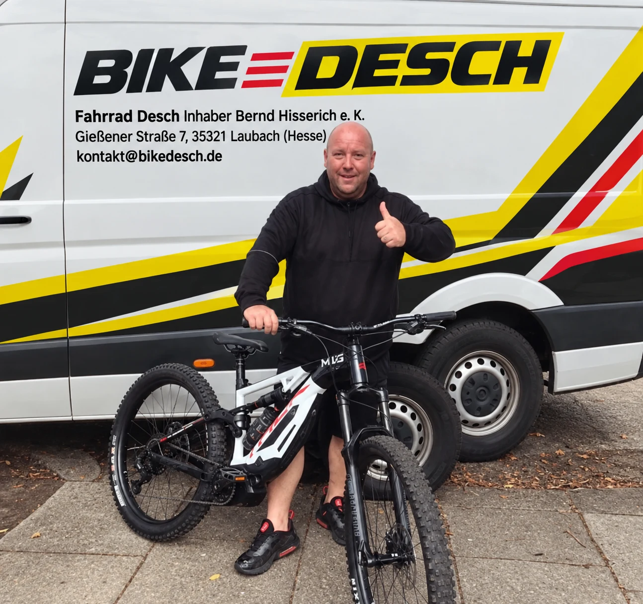 Client avec son VTT blanc et noir livré
